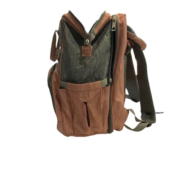 MULTI Compartment diaper bag with changing pad, USB & foldable crib - Picture 4 of 15